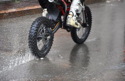 Rouler sous la pluie à moto : combinaison pluie moto et équipements…